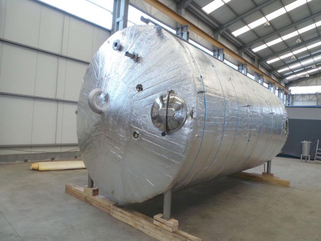 1 x 40m³ AISI304L; geisoleerd, vertikaal; conisch op poten; roestvrijstalen opslagtank
