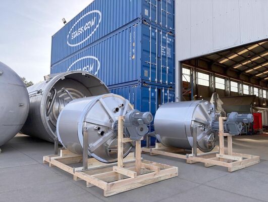 2 x Nieuwe roestvrijstalen verticale mengtanks van 3.300L in AISI316L