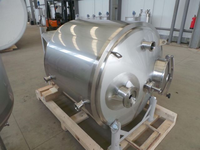 1 x 1.100L - 9 US bbl - 290 US gal AISI 304; cooling tank; heat-exchanger; vertical; conical