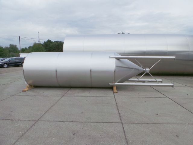 1 x 10.300L - 86 US bbl - 2.700 US gal AISI304; CCT fermenter tank; stainless-steel vessel with strong conical bottom on legs