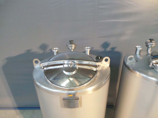 2 x 500L AISI 304; cuve CIP acier inoxydable; vertical; simple paroi sur pieds