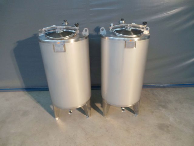 2 x 500L AISI 304; cuve CIP acier inoxydable; vertical; simple paroi sur pieds