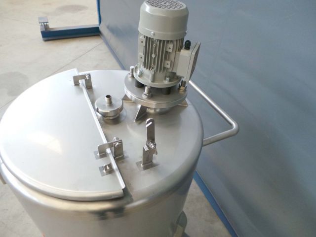 8 x 200L AISI316; roestvrijstalen mengtank; enkelwandig vertikaal op wielen