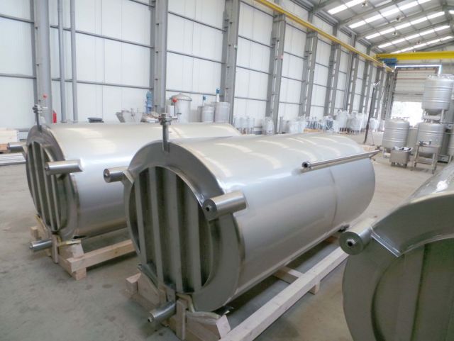 3 x 3.6m³ AISI304; roestvrijstalen opslagtank; roerwerk; vertikaal