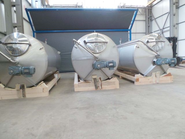 3 x 3.6m³ AISI304; roestvrijstalen opslagtank; roerwerk; vertikaal