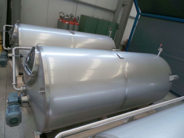 3 x 3.6m³ AISI304; roestvrijstalen opslagtank; roerwerk; vertikaal