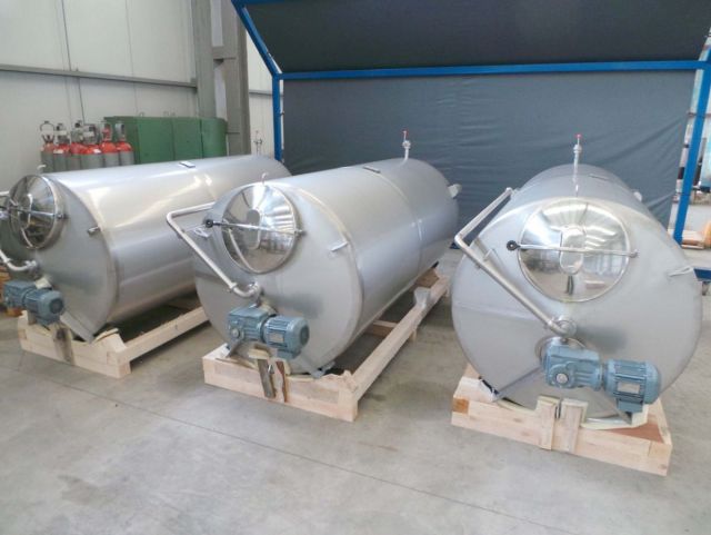 3 x 3.6m³ AISI304; roestvrijstalen opslagtank; roerwerk; vertikaal