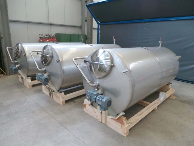 3 x 3.6m³ AISI304; roestvrijstalen opslagtank; roerwerk; vertikaal