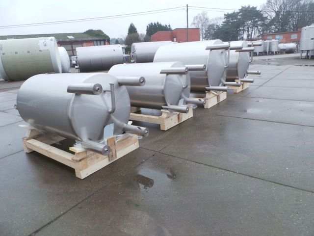 2 x 1.000L - 8.3 US bbl - 264 US gal; 2 x 2.100L - 17 US bbl -  554 US gal - AISI304; stainless-steel storage-tanks; vertical; single jacket