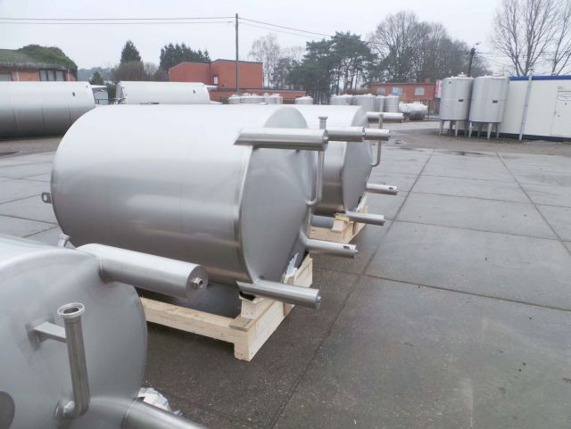 2 x 1.000L - 8.3 US bbl - 264 US gal; 2 x 2.100L - 17 US bbl -  554 US gal - AISI304; stainless-steel storage-tanks; vertical; single jacket