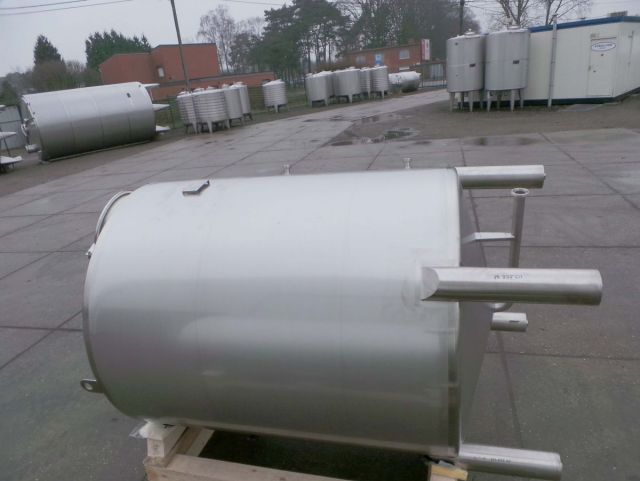 2 x 1.000L - 8.3 US bbl - 264 US gal; 2 x 2.100L - 17 US bbl -  554 US gal - AISI304; stainless-steel storage-tanks; vertical; single jacket