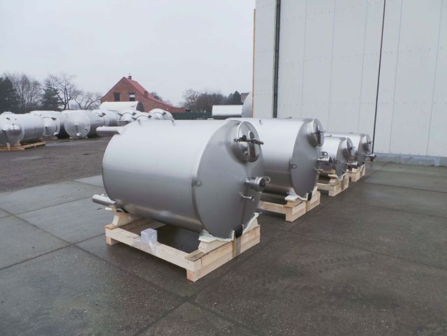 2 x 1.000L - 8.3 US bbl - 264 US gal; 2 x 2.100L - 17 US bbl -  554 US gal - AISI304; stainless-steel storage-tanks; vertical; single jacket