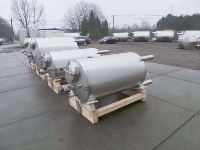 2 x 1.000L - 8.3 US bbl - 264 US gal; 2 x 2.100L - 17 US bbl -  554 US gal - AISI304; stainless-steel storage-tanks; vertical; single jacket