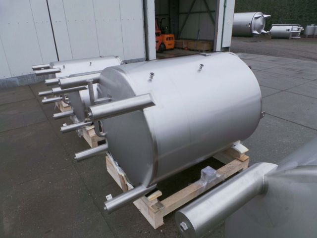 2 x 1.000L - 8.3 US bbl - 264 US gal; 2 x 2.100L - 17 US bbl -  554 US gal - AISI304; stainless-steel storage-tanks; vertical; single jacket