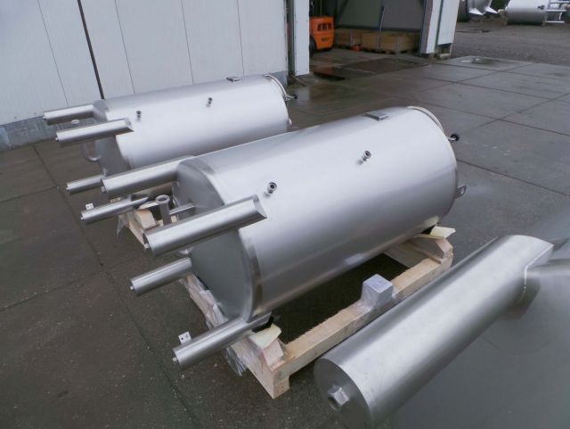 2 x 1.000L - 8.3 US bbl - 264 US gal; 2 x 2.100L - 17 US bbl -  554 US gal - AISI304; stainless-steel storage-tanks; vertical; single jacket