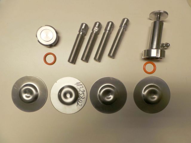 2 x 1.000L - 8.3 US bbl - 264 US gal; 2 x 2.100L - 17 US bbl -  554 US gal - AISI304; stainless-steel storage-tanks; vertical; single jacket