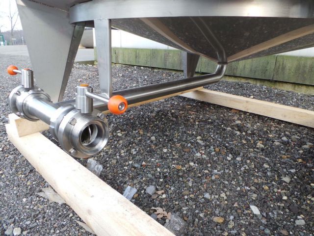 1 x 3.400L - 28.5 US bbl - 900 US gal - AISI304; stainless-steel storage tank; vertical; single jacketed