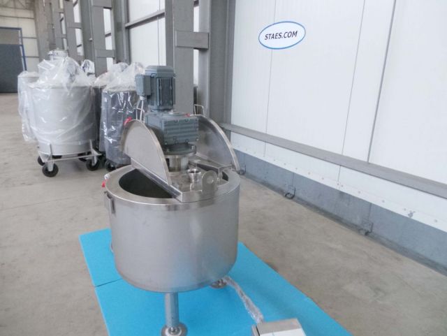 2 x 130L AISI304; roestvrijstalen chocolade tanks; verticaal; geïsoleerd; warmtewisselaar; roerwerk