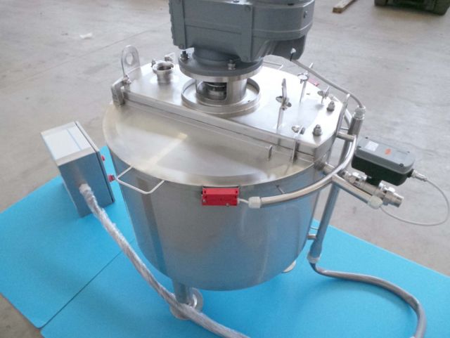 2 x 130L AISI304; roestvrijstalen chocolade tanks; verticaal; geïsoleerd; warmtewisselaar; roerwerk