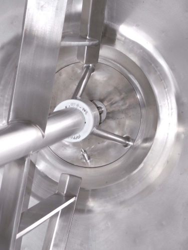 1 x 2.25m³ AISI304; cuve à melange vertical pour le chocolat avec agitateur type cadre; échangeur thermique; isolée; tous en inoxydable