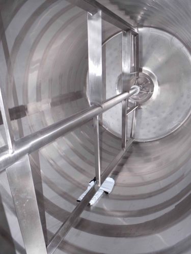 1 x 2.25m³ AISI304; cuve à melange vertical pour le chocolat avec agitateur type cadre; échangeur thermique; isolée; tous en inoxydable