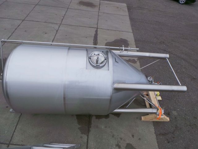 1 x 6.000L - 50 US bbl - 1.580 US gal - AISI304; CCT fermenter tank; heat exchanger; insulated