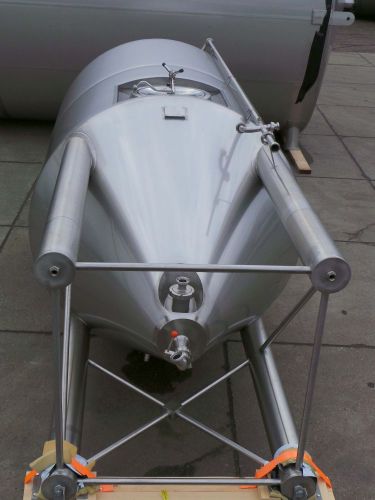 1 x 6.000L - 50 US bbl - 1.580 US gal - AISI304; CCT fermenter tank; heat exchanger; insulated