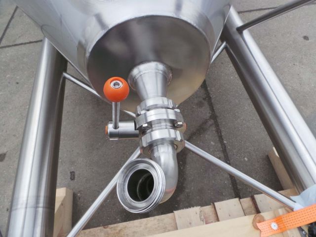 1 x 6.000L - 50 US bbl - 1.580 US gal - AISI304; CCT fermenter tank; heat exchanger; insulated