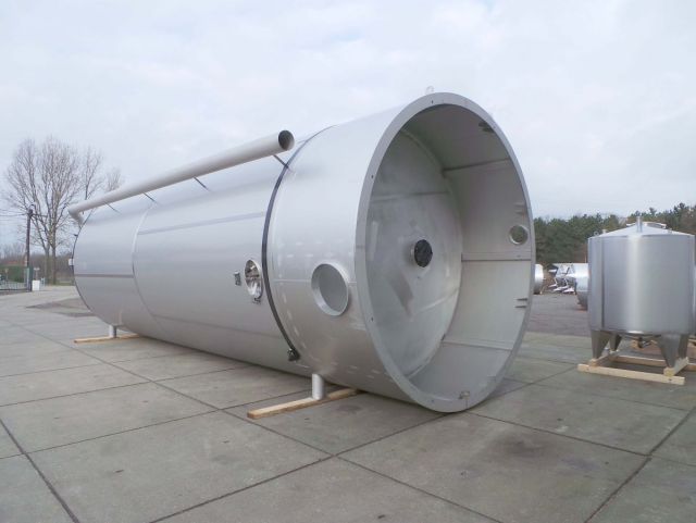 1 x 83m³ AISI304; verticale roestvrijstalen opslagtank op rok; geisoleerd en bekleed met roestvrijstaal