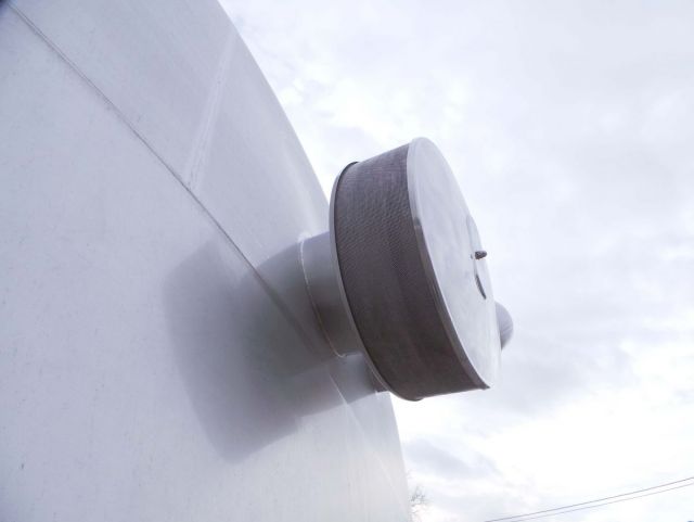 1 x 83m³ AISI304; verticale roestvrijstalen opslagtank op rok; geisoleerd en bekleed met roestvrijstaal