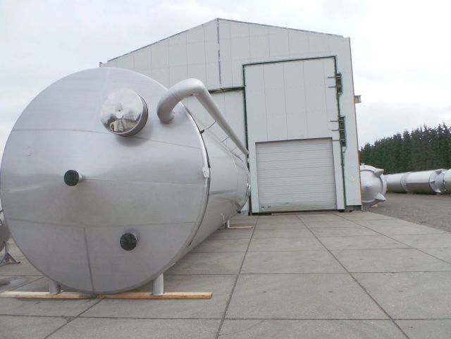 1 x 83m³ AISI304; verticale roestvrijstalen opslagtank op rok; geisoleerd en bekleed met roestvrijstaal