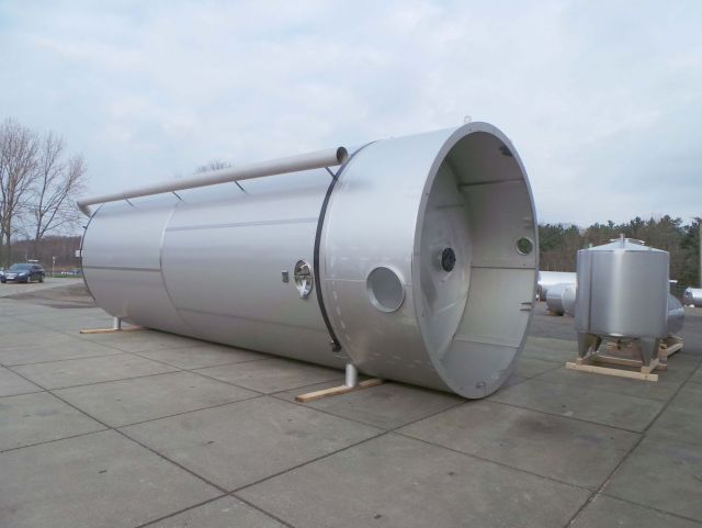 1 x 83m³ AISI304; verticale roestvrijstalen opslagtank op rok; geisoleerd en bekleed met roestvrijstaal