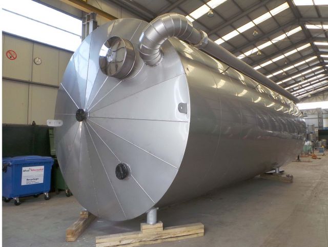 1 x 83m³ AISI304; verticale roestvrijstalen opslagtank op rok; geisoleerd en bekleed met roestvrijstaal