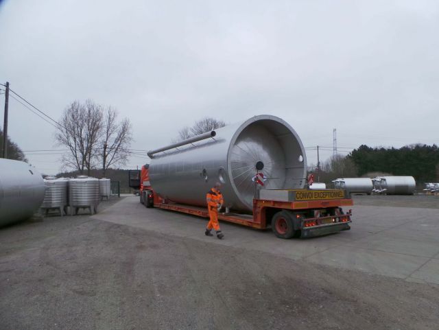 1 x 83m³ AISI304; verticale roestvrijstalen opslagtank op rok; geisoleerd en bekleed met roestvrijstaal