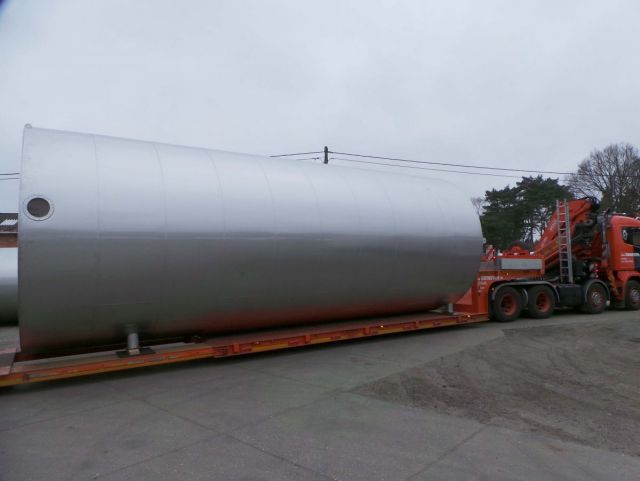 1 x 83m³ AISI304; verticale roestvrijstalen opslagtank op rok; geisoleerd en bekleed met roestvrijstaal