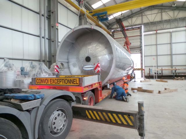 1 x 83m³ AISI304; verticale roestvrijstalen opslagtank op rok; geisoleerd en bekleed met roestvrijstaal