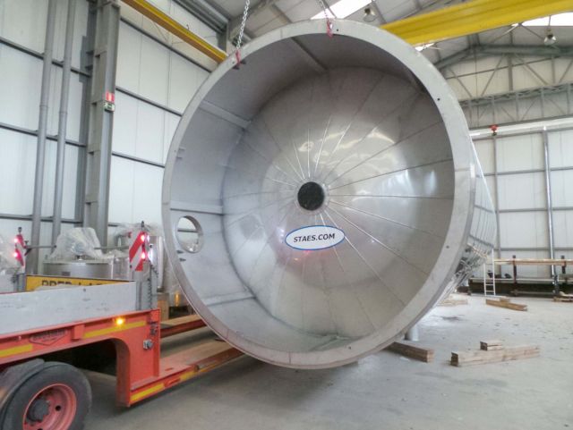 1 x 83m³ AISI304; verticale roestvrijstalen opslagtank op rok; geisoleerd en bekleed met roestvrijstaal