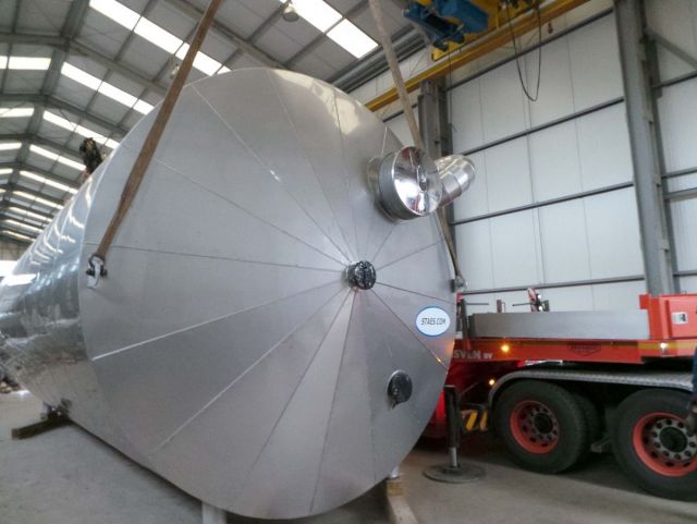 1 x 83m³ AISI304; verticale roestvrijstalen opslagtank op rok; geisoleerd en bekleed met roestvrijstaal