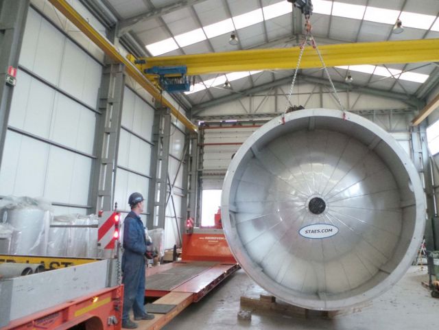 1 x 83m³ AISI304; verticale roestvrijstalen opslagtank op rok; geisoleerd en bekleed met roestvrijstaal