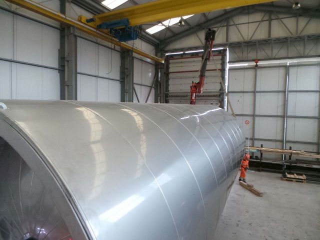 1 x 83m³ AISI304; verticale roestvrijstalen opslagtank op rok; geisoleerd en bekleed met roestvrijstaal