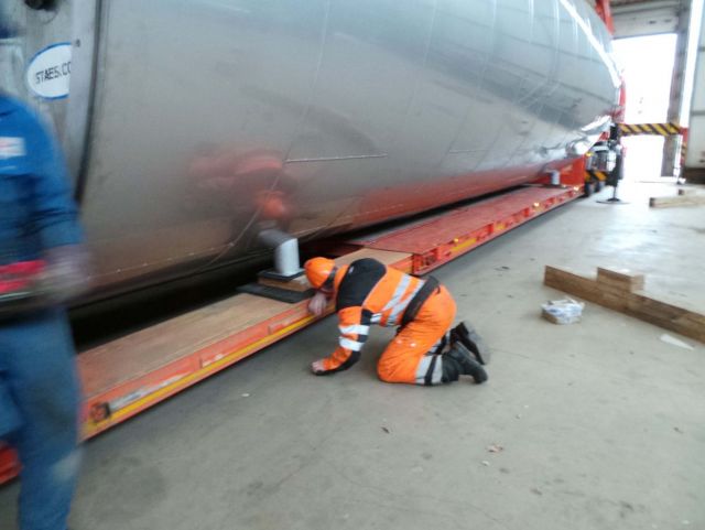 1 x 83m³ AISI304; verticale roestvrijstalen opslagtank op rok; geisoleerd en bekleed met roestvrijstaal