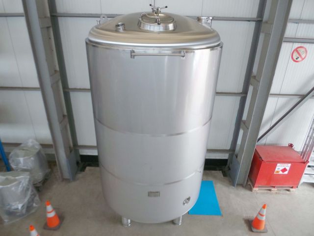 13 x 14.2m³ AISI304; BBT bright beer tanks; vertical on legs, insulated tank; heat exchanger