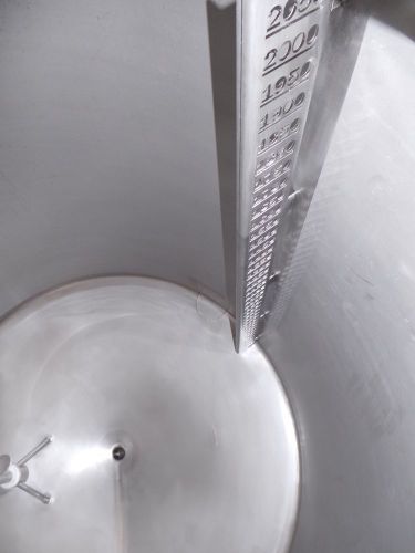 1 x 2.2m³ - AISI316 roestvrijstalen mengtank, vertikaal op poten, conische bodem