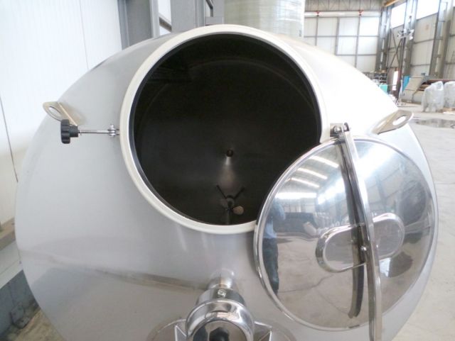 1 x 2.2m³ - AISI316 roestvrijstalen mengtank, vertikaal op poten, conische bodem