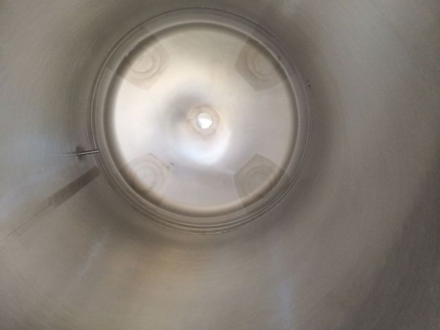 1 x 2.4m³ AISI304; vertikale RVS mengtank & 1 x 1.8m³ AISI304 vertikale RVS smelt-tank