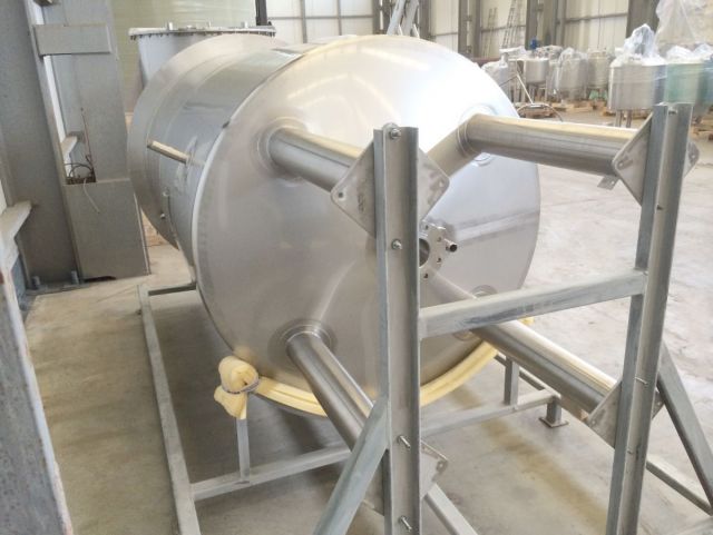 1 x 2.4m³ AISI304; vertikale RVS mengtank & 1 x 1.8m³ AISI304 vertikale RVS smelt-tank