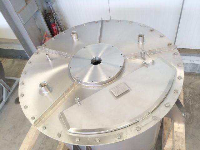 1 x 2.4m³ AISI304; vertikale RVS mengtank & 1 x 1.8m³ AISI304 vertikale RVS smelt-tank