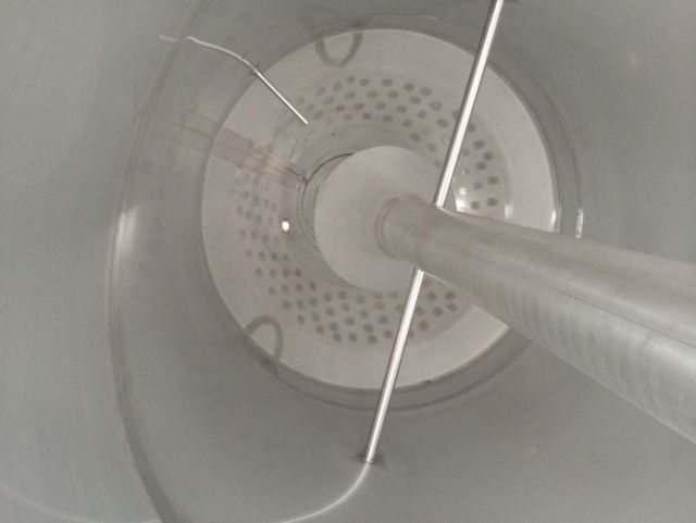 1 x 3.2m³ AISI304; roestvrijstalen opslagtanks; vertikaal; warmtewisselaar; sterk conisch