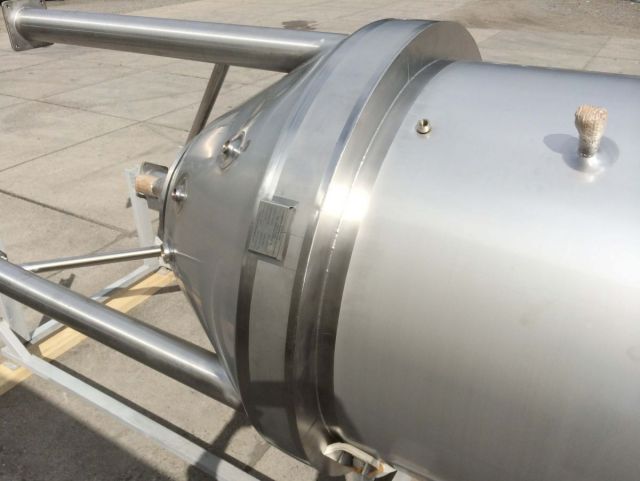 1 x 3.2m³ AISI304; roestvrijstalen opslagtanks; vertikaal; warmtewisselaar; sterk conisch