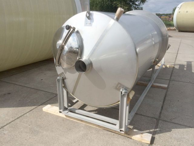 1 x 3.2m³ AISI304; roestvrijstalen opslagtanks; vertikaal; warmtewisselaar; sterk conisch